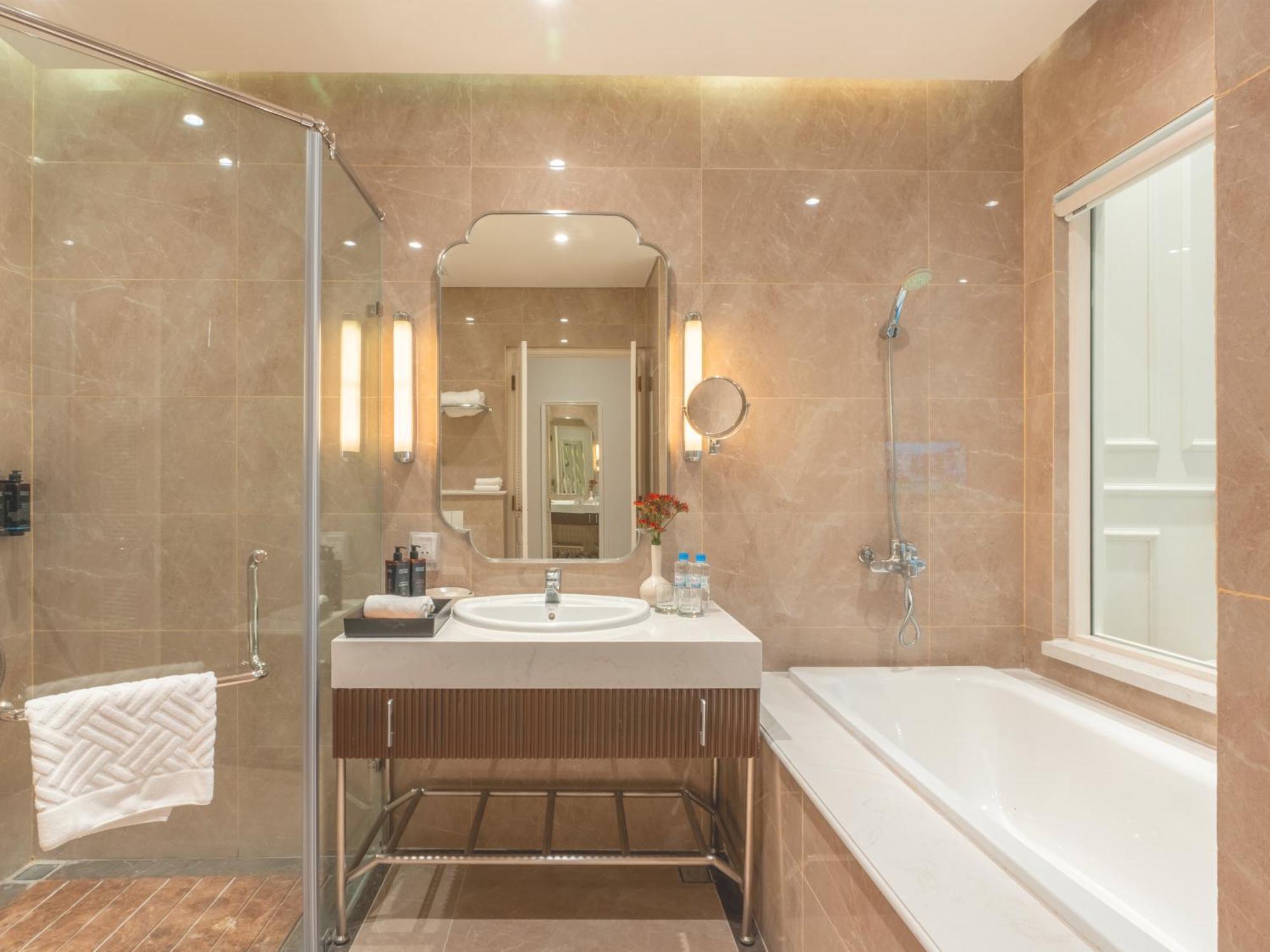 Legend Valley Hotel Ha Nam Phu Ly Exterior photo